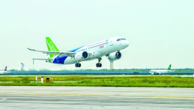 C919客机在浦东机场进行第二次试飞。
