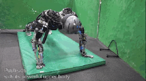 日本展示最新人形机器人：灵活度人类6倍 还会“流汗”