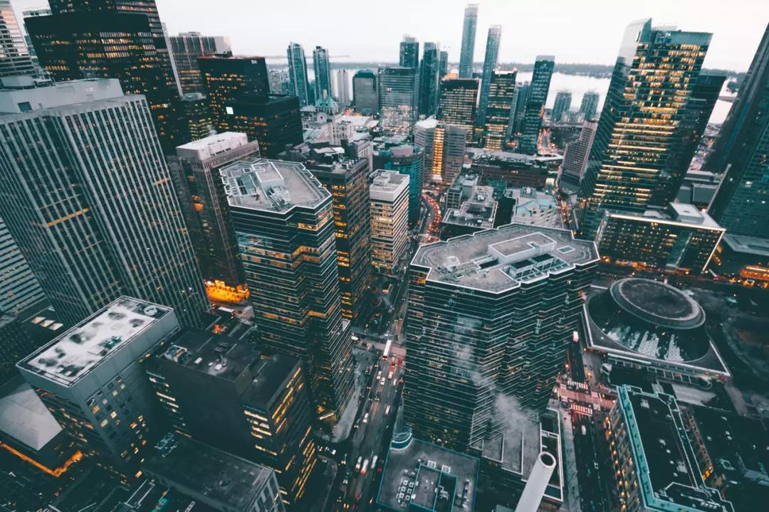 当下楼市乱象已达历史顶峰，一线沦为赌场，二线是战场，三四线或成......