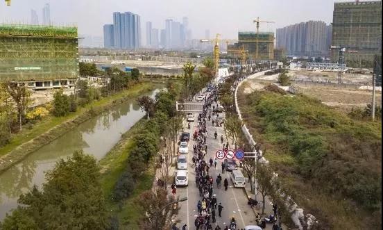 当下楼市乱象已达历史顶峰，一线沦为赌场，二线是战场，三四线或成......