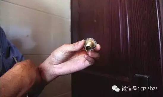 睡前，门一定要反锁！！看图就明白了