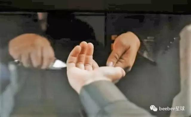 为什么美国黑手党每年要在深圳买一万多幅画？