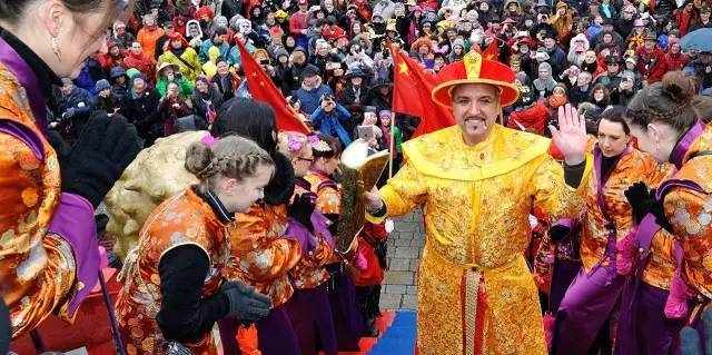这个德国小镇居民自称“中国人”，中文是官方语言，春节比我们还热闹？