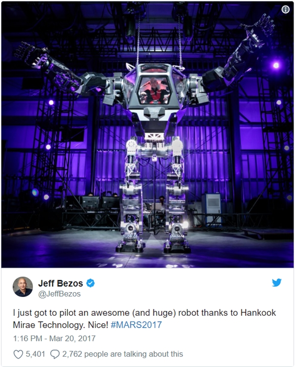 世界首富操作巨型机器人：耗资1亿美元 高4米重1.5吨