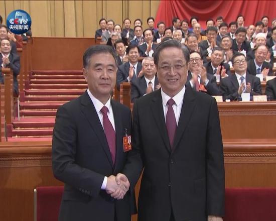 汪洋当选全国政协主席 俞正声与汪洋热烈握手