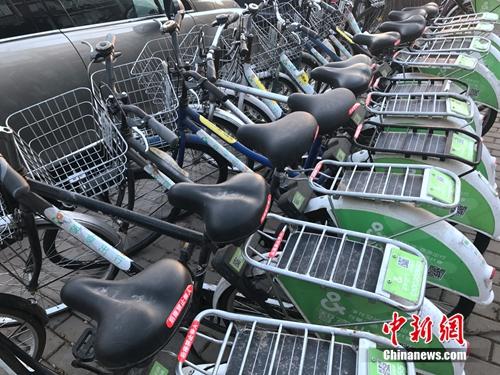 多地共享单车呈饱和状态 有车辆无人骑落满灰尘