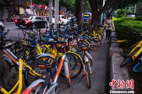 多地共享单车呈饱和状态 有车辆无人骑落满灰尘
