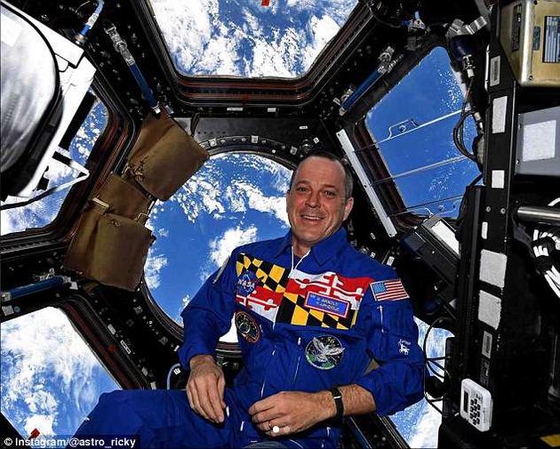 国际空间站宇航员发布壮观照片：日出与极光同框