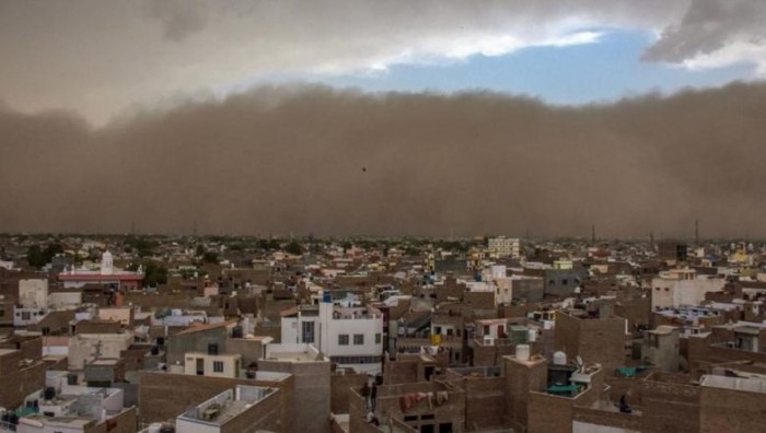 突如其来的沙尘暴袭击印度 已造成100多人死亡