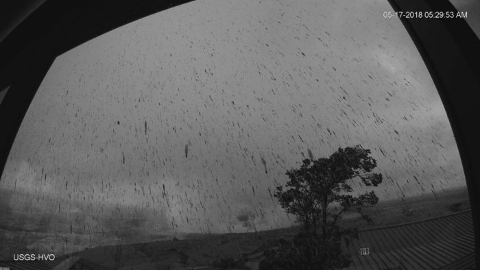 夏威夷遭火山喷发肆虐后的景象：出现“月球表面”