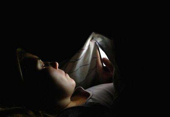 睡前玩手机易使生物钟紊乱 增加抑郁隐患