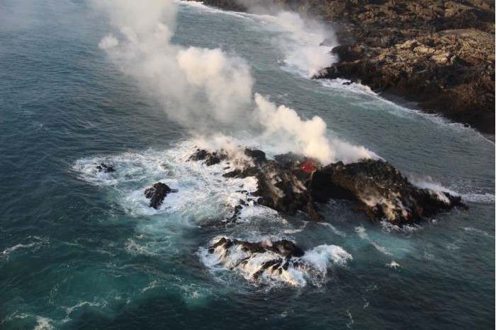夏威夷火山喷发后熔岩在海岸形成新的“岛屿”