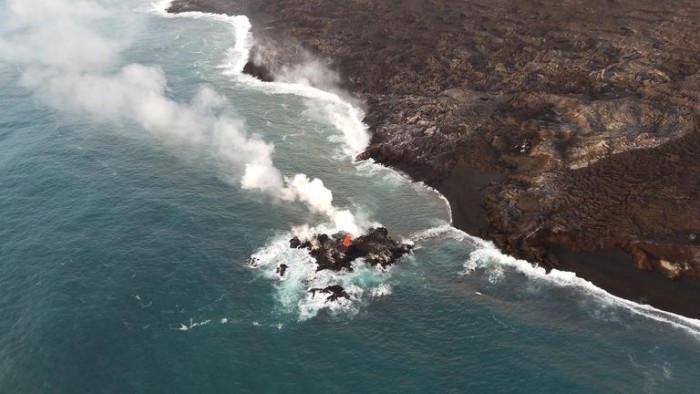 夏威夷火山喷发后熔岩在海岸形成新的“岛屿”