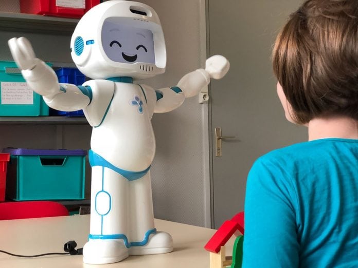 为自闭症孩子研发：和机器人玩伴学人际交往