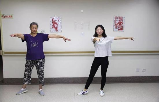 年轻人的房租和老年人的孤独最优解：年轻人住养老院