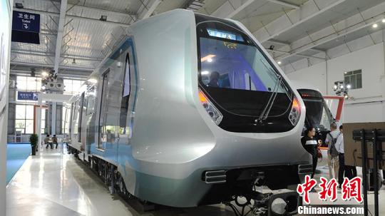 中国“未来地铁车”亮相：集无人驾驶等多种黑科技