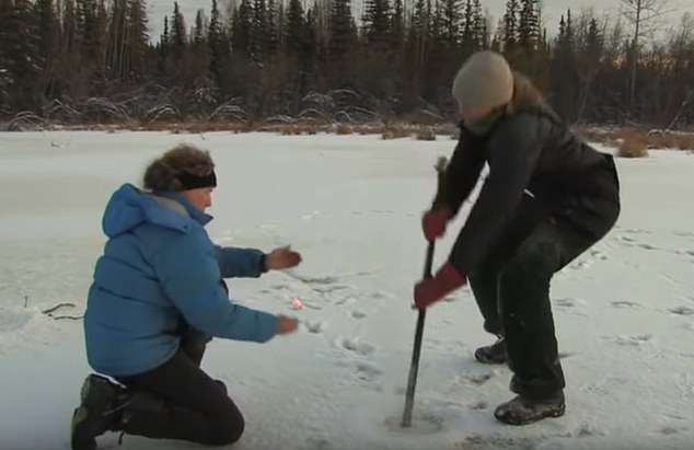 北极湖饱受甲烷胀气之苦 挖个洞就能喷火