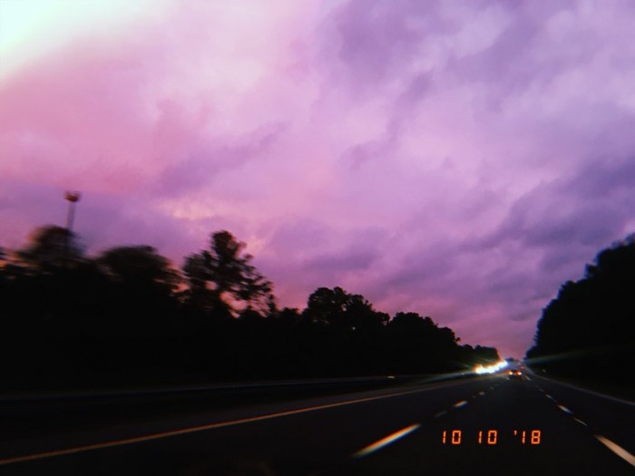 飓风迈克尔将佛罗里达州的天空“染成”怪异紫色