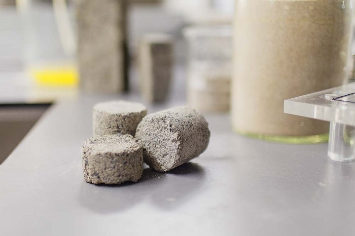 科学家展示人尿制砖新方案 节能环保零浪费