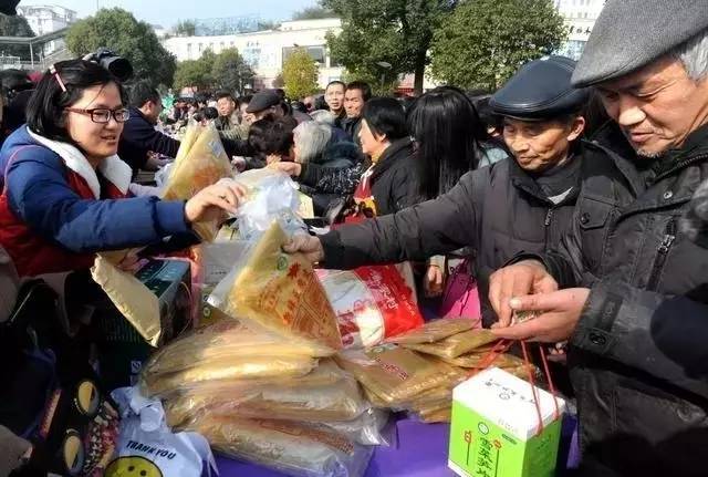 国务院：街边摆摊合法化，十月一号起正式实行！
