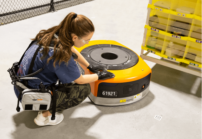 亚马逊工人的安全背心让机器人知道何时放慢速度