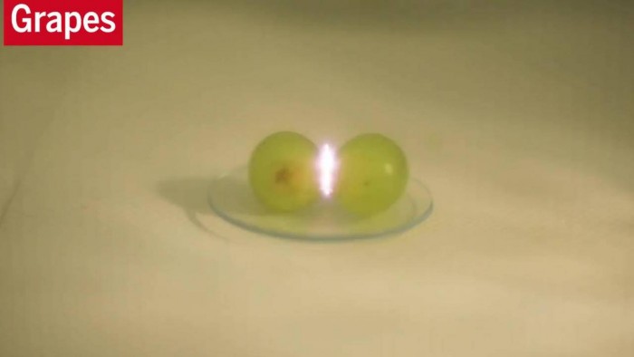 科学解释为何两颗以上葡萄不能放进微波炉加热
