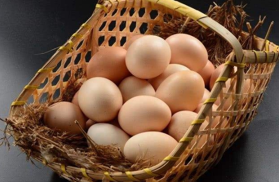 每天1个鸡蛋足够 高胆固醇摄入或增加心脏病风险
