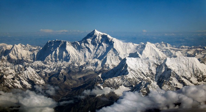 全球气候变暖 珠穆朗玛峰显露登山者尸体遗迹