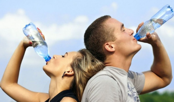 我们一天应该喝多少水？许多人经常轻度脱水而不自知
