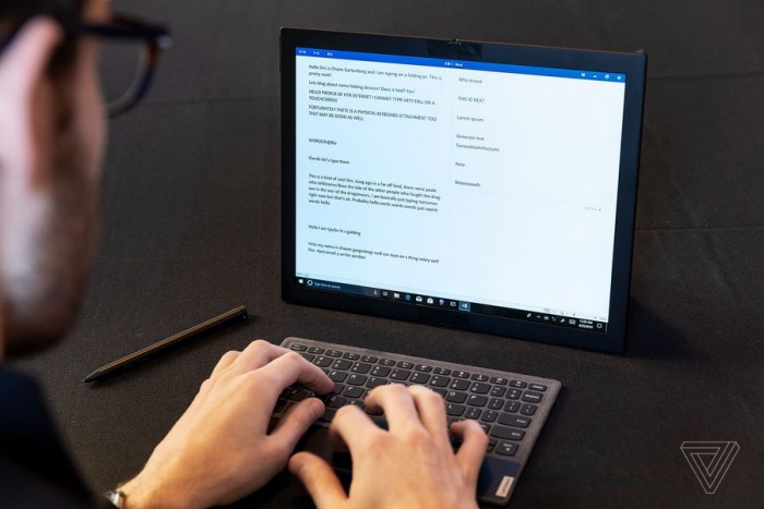 联想全球首款可折叠笔记本原型上手