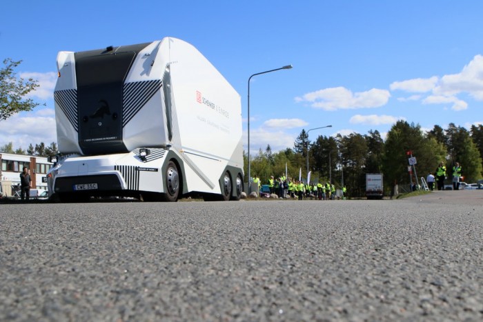 无人驾驶的电动卡车T-pod首次在公共道路上行驶