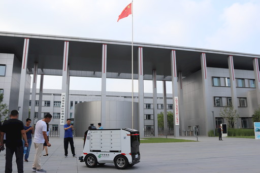 中国邮政无人投递车亮相雄安新区 最大装载200公斤