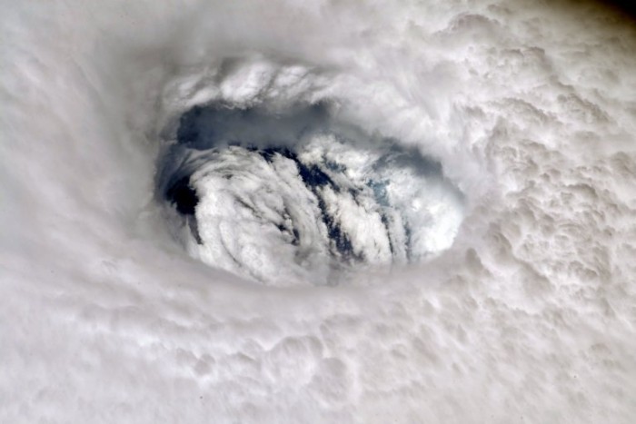 宇航员从国际空间站视角捕捉到震撼的“多里安”飓风眼照片