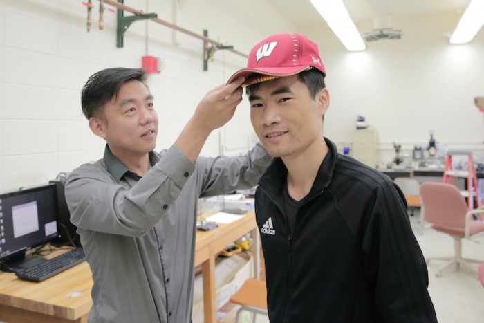 科学家研发微型/自供电的头发生长刺激装置 可放入棒球帽下