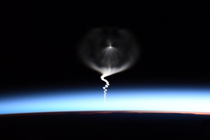 国际空间站宇航员拍摄即将抵达联盟号飞船的令人惊叹的照片