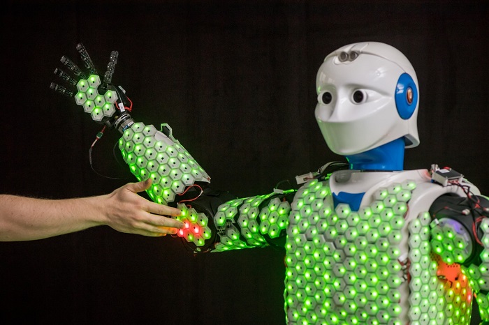 科学家为机器人配备高灵敏度合成皮肤 让人机拥抱变得更加安全