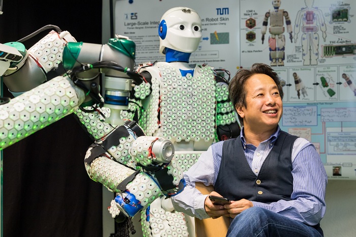 科学家为机器人配备高灵敏度合成皮肤 让人机拥抱变得更加安全