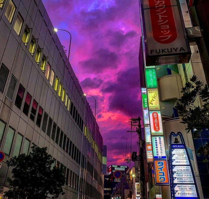 台风前夕日本各地天空变紫宛如魔界 网友吐槽：末日将临