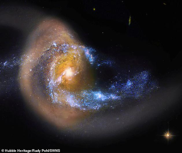 哈勃望远镜拍下“星系摔跤”：二者因相距太近而撕扯