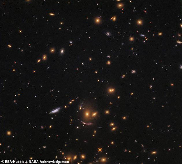哈勃望远镜拍下“星系摔跤”：二者因相距太近而撕扯
