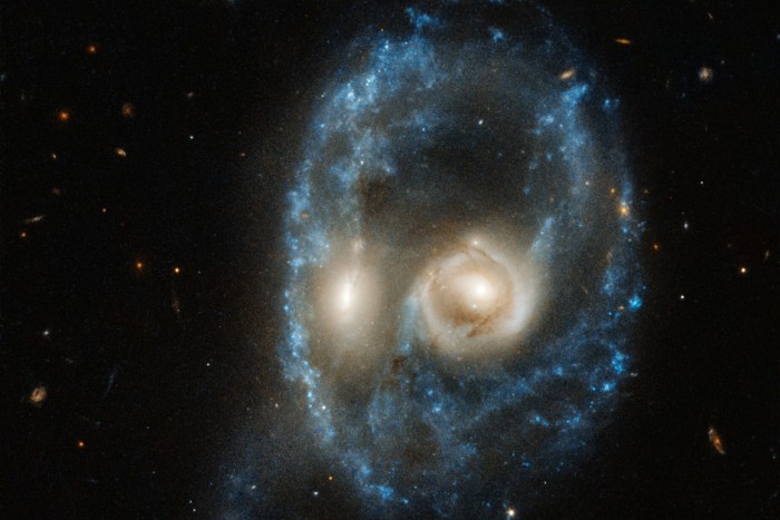 哈勃望远镜捕捉在猛烈星系合并中出现的“诡异宇宙面孔”