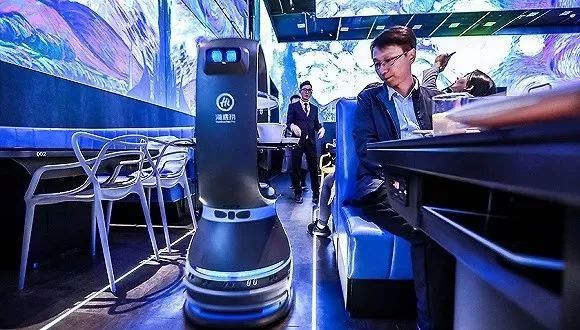海底捞正式宣布，消灭服务员，跟waiter说再见！