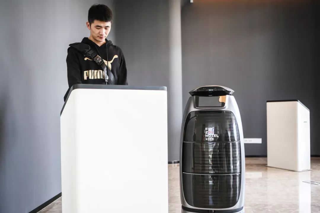 海底捞正式宣布，消灭服务员，跟waiter说再见！