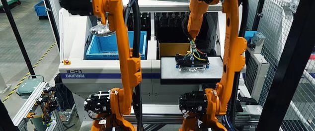 日本优衣库采用Mujin机器人打包服装 工厂接近完全自动化