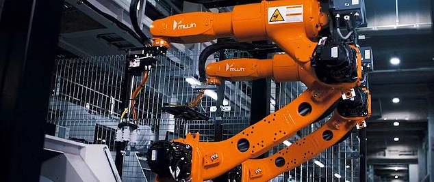 日本优衣库采用Mujin机器人打包服装 工厂接近完全自动化