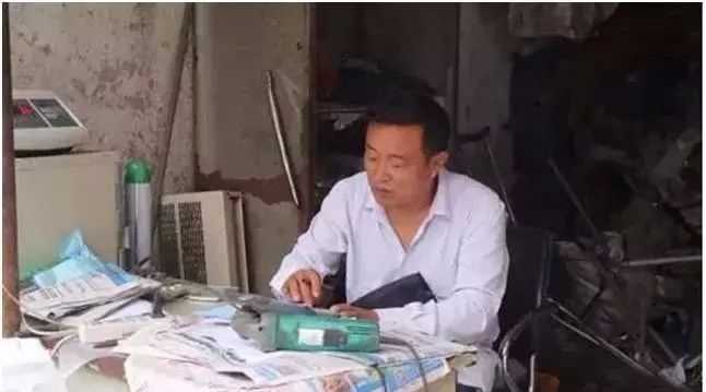 92岁老人被逼自杀，刘强东罕见发怒：我为你雪中送炭，你却要我家破人亡！