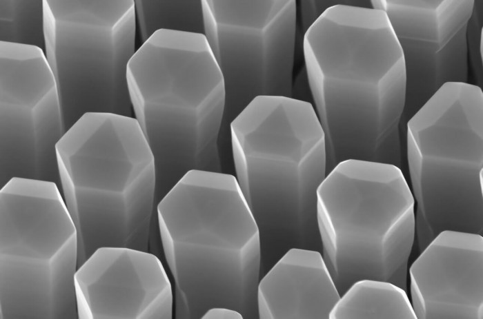 解决数十年难题：埃因霍温研究人员开发出能发光的硅材料