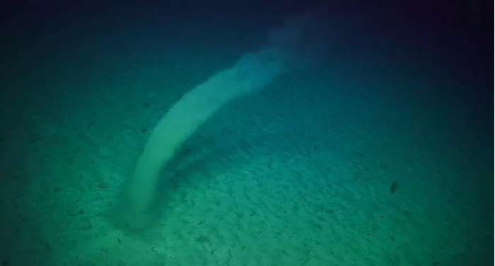 研究人员在进行深海探测时发现神秘的“海底龙卷风”