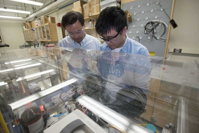 科学家创造新型太阳能液流电池 有效地将可再生能源以液体形式储存起来