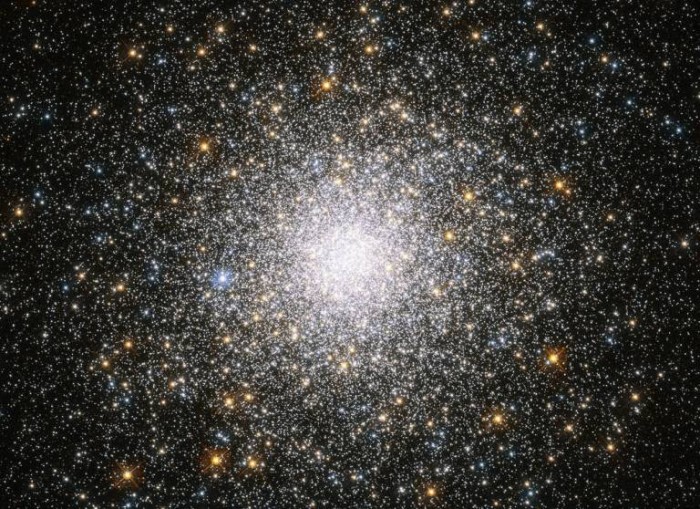 天文学家发现一个三星系统 周围是混乱的尘埃盘
